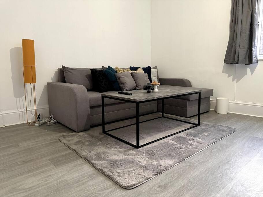 Incredible 2 Bedroom On Tower Bridge London Exterior photo