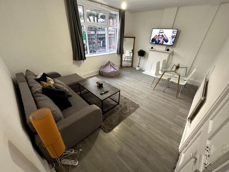 Incredible 2 Bedroom On Tower Bridge London Exterior photo