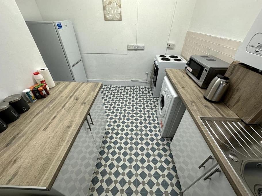 Incredible 2 Bedroom On Tower Bridge London Exterior photo